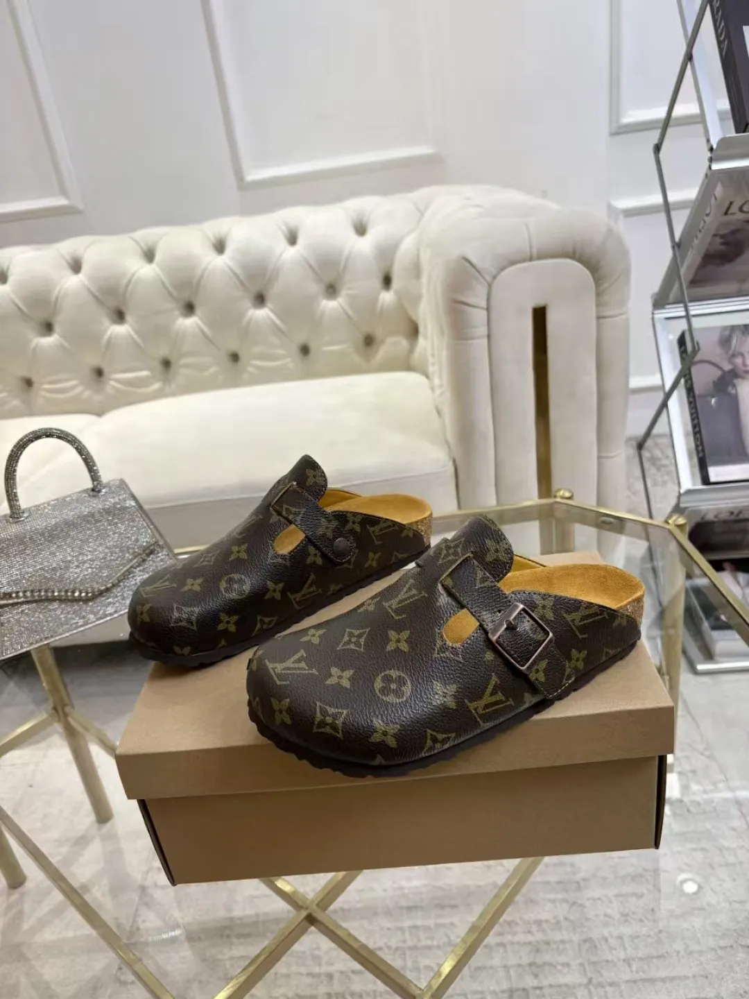 Women's p560 Men's p580 ✨ LV couple's toe-cap slippers | Full of high-end feel, you can walk with wind! ✨ This pair of LV classic toe-cap slippers is simply a "walking grass-planting machine"! Original three-dimensional embossed cowhide + cowhide fabric, the texture is high-end at first glance, and you will become a rich daughter/son in seconds ~💅 🌟 Why must you join TA? ✔️ Original embossed cowhide - clear texture but not cheap, classic presbyopia yyds ✔️ Belt buckle + metal logo - ecstatic control of details, exquisite to the heel! ✔️ Sheepskin lining + cushioned footbed - it feels like stepping on clouds ☁️, and you won’t feel tired when you go shopping~ ✔️ Non-slip rubber sole - walking is as stable as a mountain, and you are not afraid of slipping on rainy days!  👫 The best outfit for couples: Whether it’s shorts, T-shirts👕 or long skirts and suits👗, pairing these shoes with each other will immediately create a lazy and high-end atmosphere! Everyday outings/vacations, no matter what you shoot, it will look like a blockbuster📸🔥 The texture and foot feel that only the higher version can have, it is not a hit or a hit! Heartbeat is not as good as action. True love is true when both pairs are in pairs~💖 #LVcoupleslippers #高色综合 #好看不狠的 Feet #couples’ must-have
